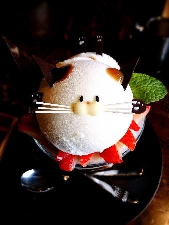 Không nỡ lòng ăn món kem mặt mèo siêu đáng yêu này 