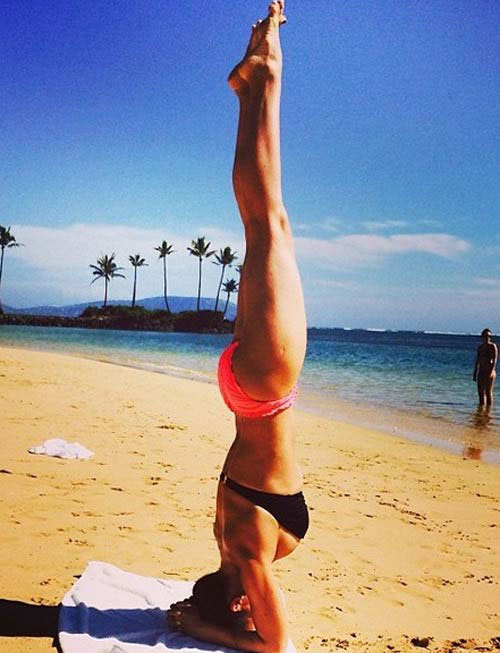 Sao tranh thủ khoe vẻ đẹp sexy khi tập yoga trên biển