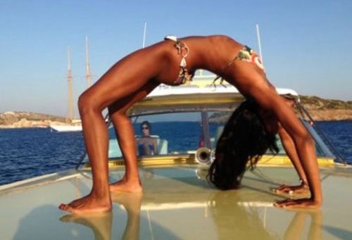 Sao tranh thủ khoe vẻ đẹp sexy khi tập yoga trên biển