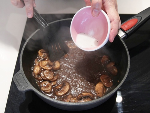 Cách nấu thịt bò áp chảo sốt nấm tuyệt ngon