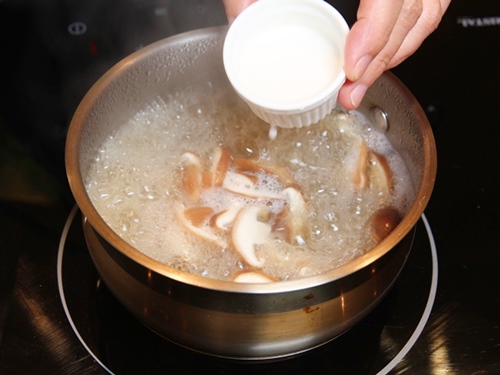 Cách chế biến miến nấu nấm đơn giản cho bữa sáng
