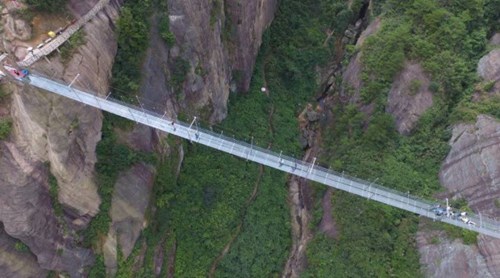 Cận cảnh cây cầu bằng kính dài nhất thế giới