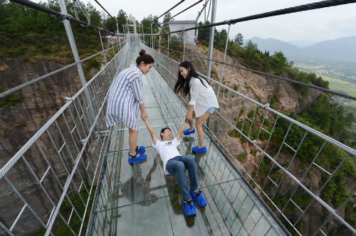 Du khách sợ hãi khi qua cây cầu kính dài nhất thế giới
