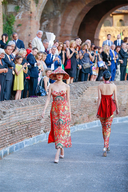 Chiêm ngưỡng sắc đẹp của hoa hậu thùy dung khi mặc áo dài cúp ngực ở rome