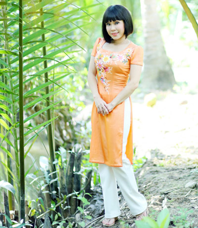 Việt hương diện áo dài cách tân màu sắc