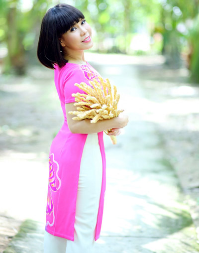 Việt hương diện áo dài cách tân màu sắc