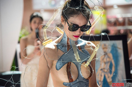 Người mẫu nội y đổ bộ hội chợ đồ lót lớn nhất châu á