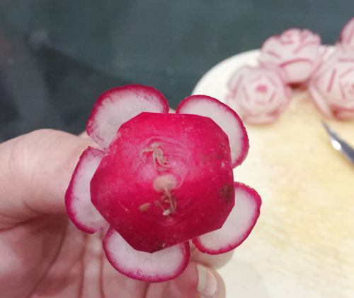Tỉa hoa từ củ cải đỏ trang trí bàn ăn