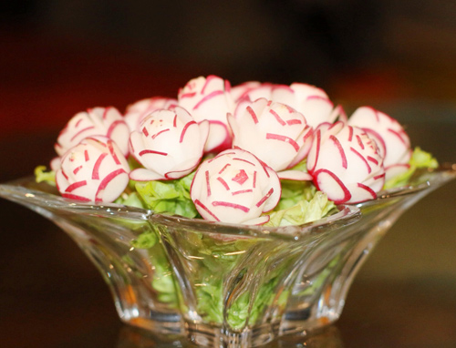 Tỉa hoa từ củ cải đỏ trang trí bàn ăn