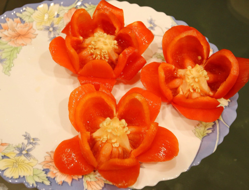 Tỉa hoa từ ớt chuông trang trí bàn ăn thêm đẹp