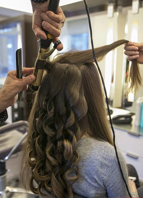 3 kiểu tóc xoăn cô dâu đơn giản cho ngày trọng đại