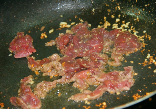 Cách làm bông hẹ xào thịt bò
