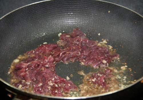 Chế biến thơm ngon cải bó xôi xào thịt bò