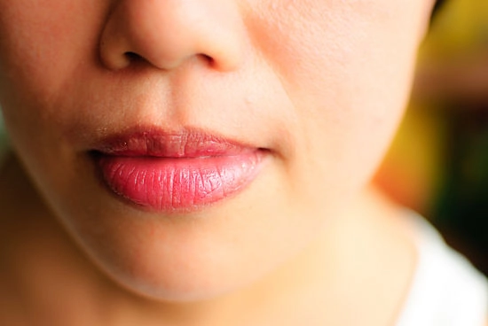 Học hỏi các bước tô son để môi căng mọng