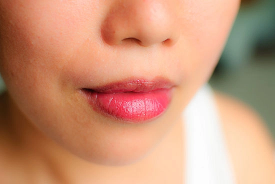 Học hỏi các bước tô son để môi căng mọng