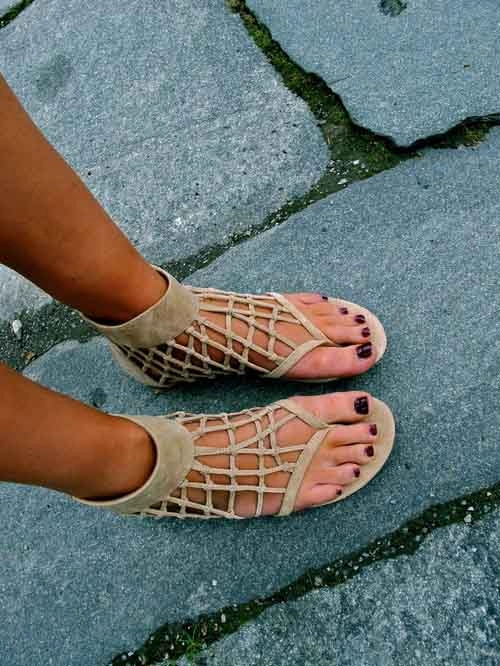 Lựa chọn sandal cho mùa đi biển
