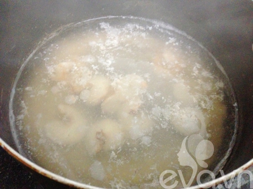 Nấu món canh hẹ đậu phụ tôm nõn bổ dưỡng