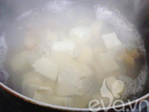 Nấu món canh hẹ đậu phụ tôm nõn bổ dưỡng