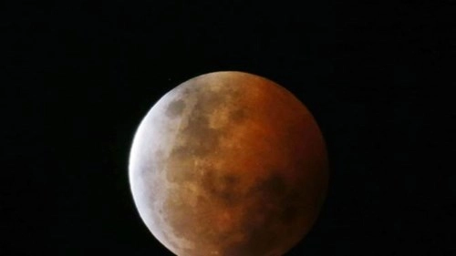 Ngắm nhìn cảnh trăng máu khắp hành tinh