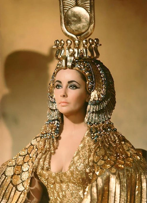 Phong cách cleopatra sống mãi trong làng thời trang