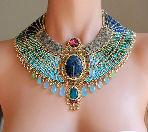 Phong cách cleopatra sống mãi trong làng thời trang