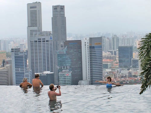 Tham quan bể bơi cao nhất thế giới ở singapore