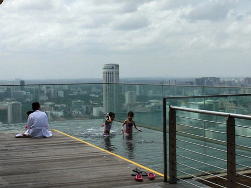 Tham quan bể bơi cao nhất thế giới ở singapore