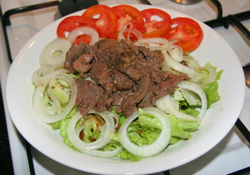 Thanh mát salad xà lách trộn thịt bò