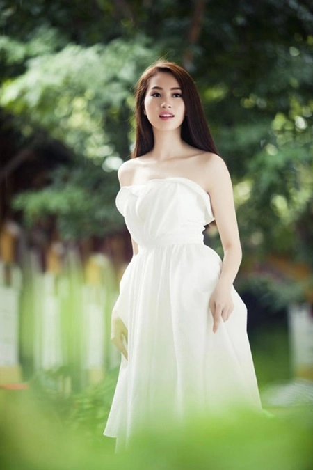 Thu thủy thu thảo tinh khôi với tà váy trắng