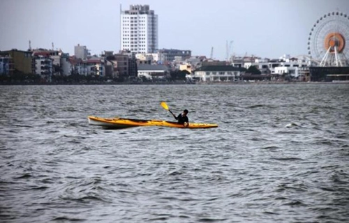 Trải nghiệm chèo thuyền kayak trên hồ tây lộng gió
