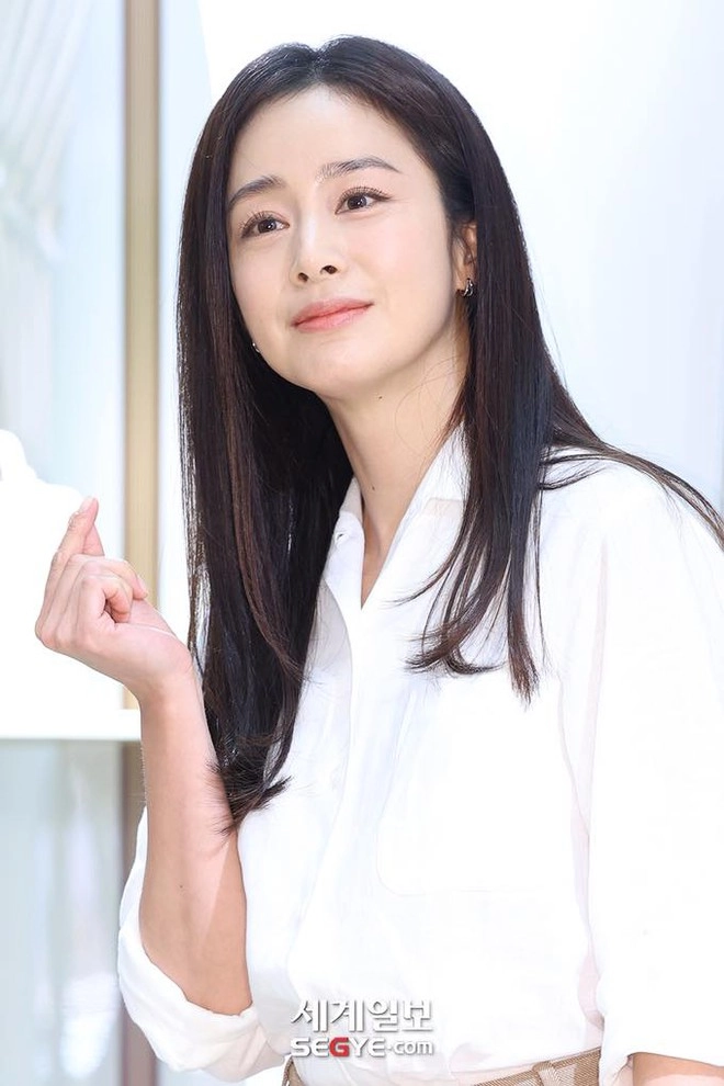 Kim tae hee gây ấn tượng với vẻ đẹp rạng ngời ở tuổi 43