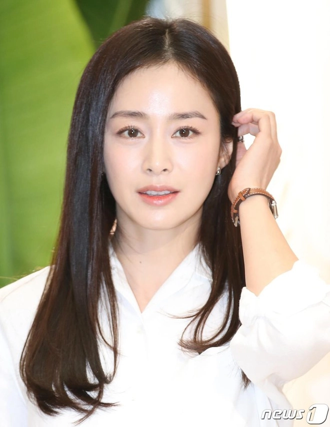 Kim tae hee gây ấn tượng với vẻ đẹp rạng ngời ở tuổi 43