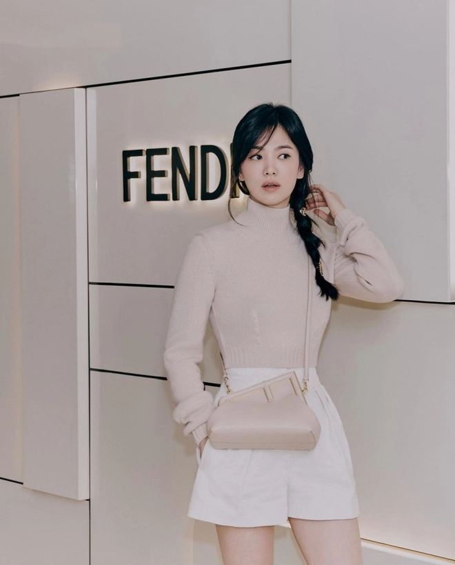 Tổng hợp outfit chứng minh song hye kyo là đại sứ hoàn hảo của fendi