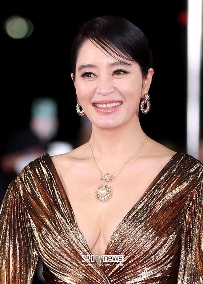 Vẻ đẹp nóng bỏng của nữ diễn viên kim hye soo ở tuổi 53