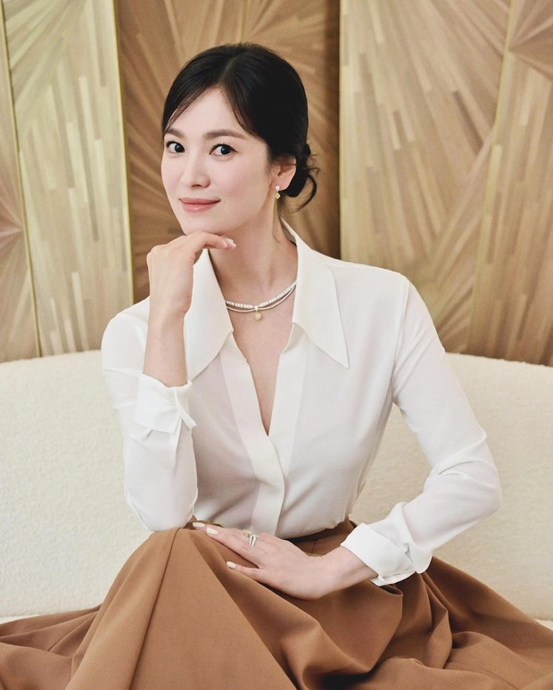 Diện đồ trắng trẻ trung như nữ thần song hye kyo