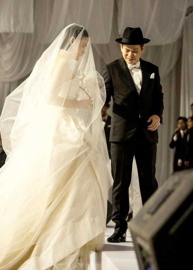  4 mẫu váy cưới khác nhau trong ngày trọng đại của siêu mẫu tuyết lan