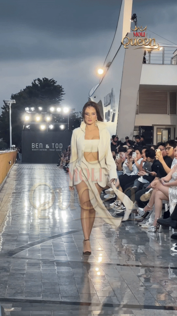 Màn catwalk đang khiến dân tình không khỏi thán phục của như vân 