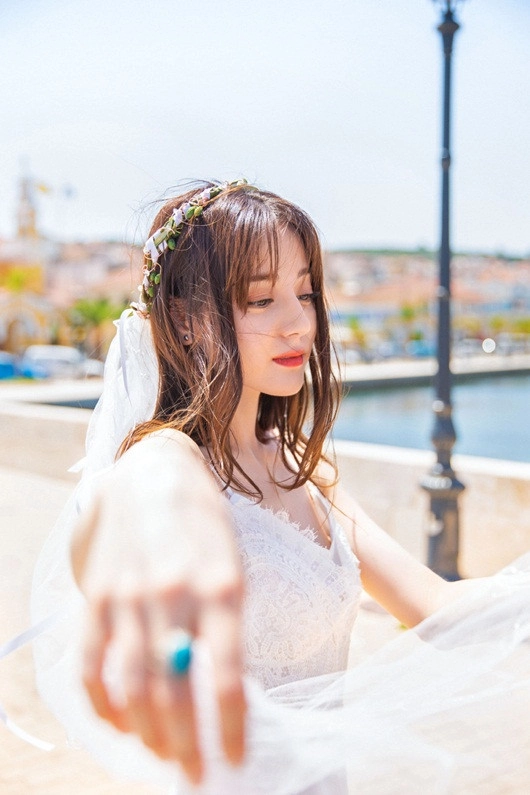 Không nhận ra địch lệ nhiệt ba với tạo hình cô dâu