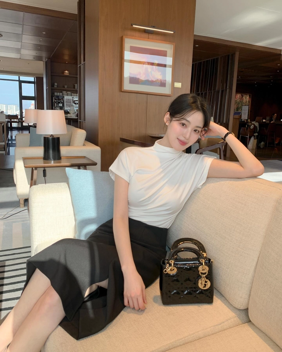 Những kiểu áo phù hợp với chân váy suông