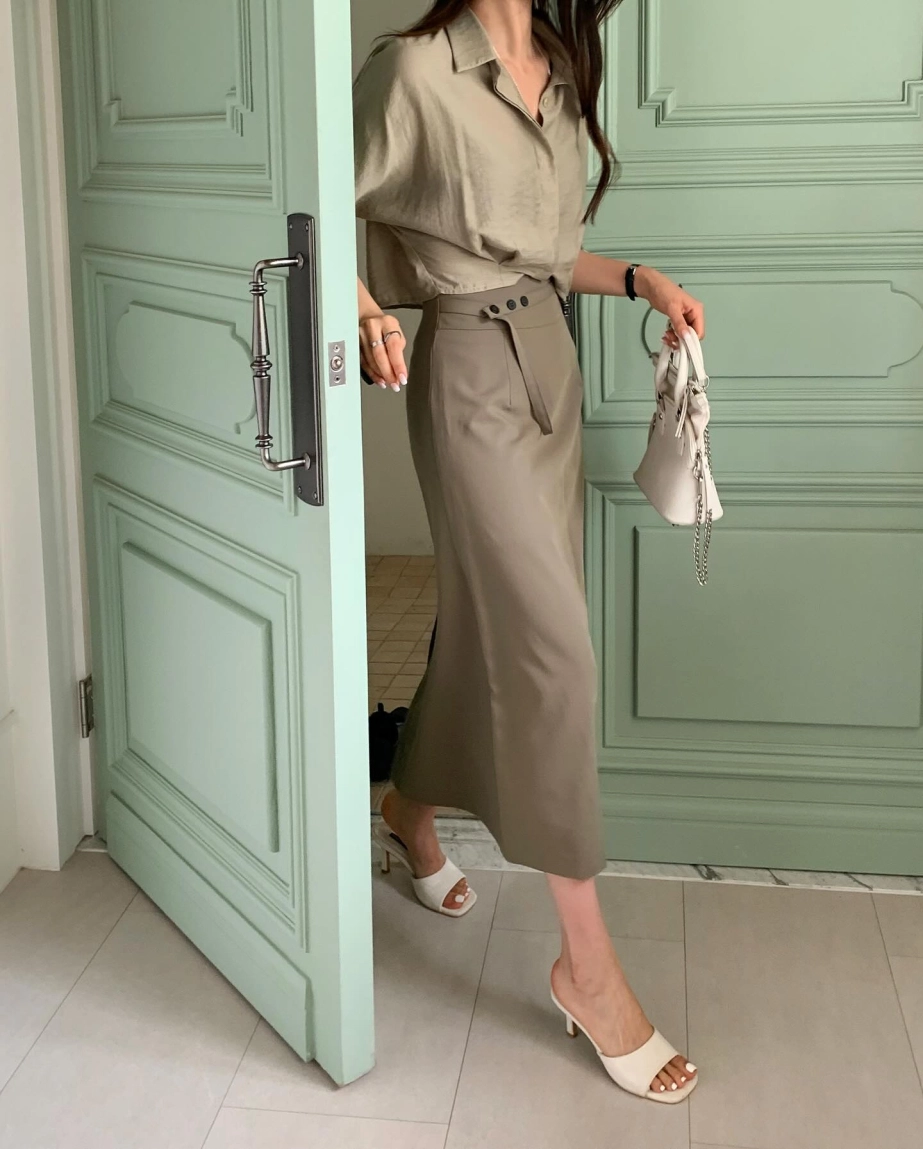 Những kiểu áo phù hợp với chân váy suông