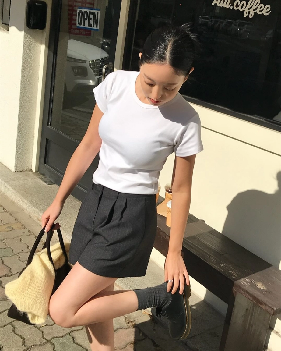 10 cách diện áo thun theo style tối giản