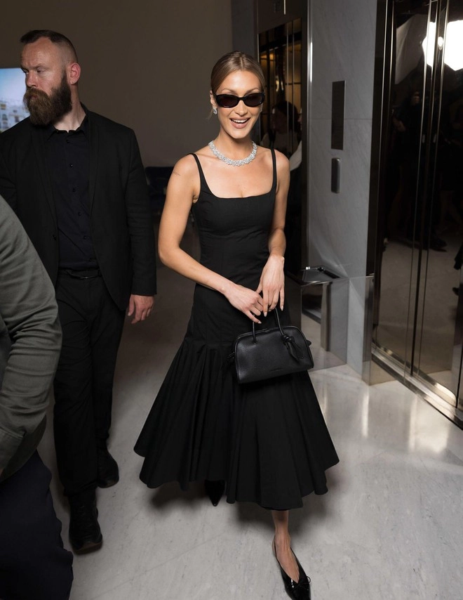 Bella hadid trên thảm đỏ cannes 2025