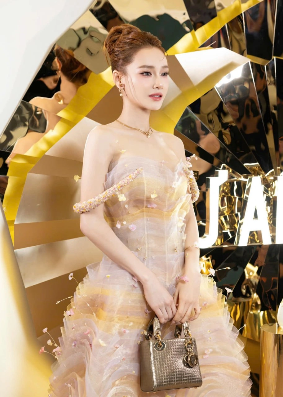 Hương tràm bỗng thăng hạng nhan sắc