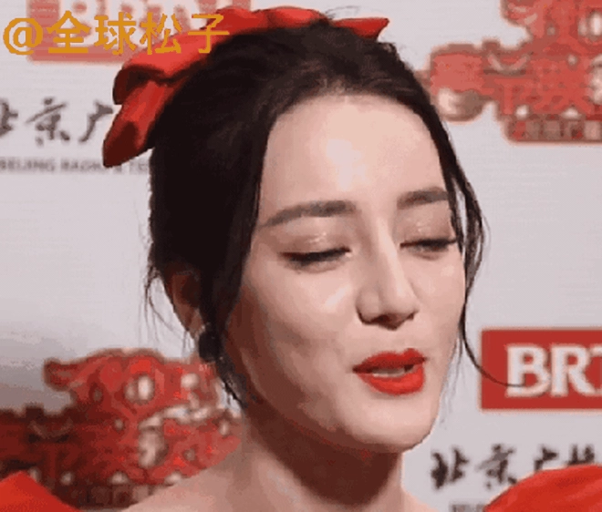 Cận cảnh gương mặt của địch lệ nhiệt ba