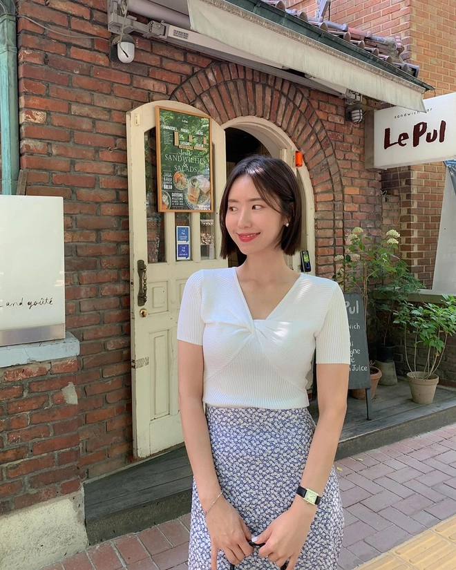 Kiểu áo hè 2025 đang hot hơn cả áo thun trắng