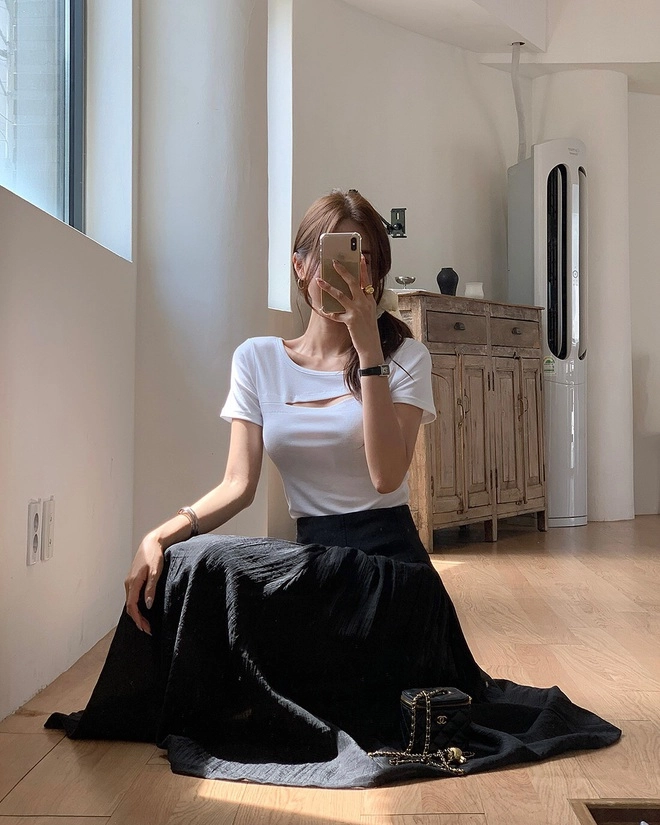 Kiểu áo hè 2025 đang hot hơn cả áo thun trắng