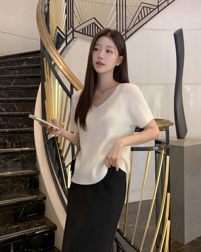 Kiểu áo hè 2025 đang hot hơn cả áo thun trắng