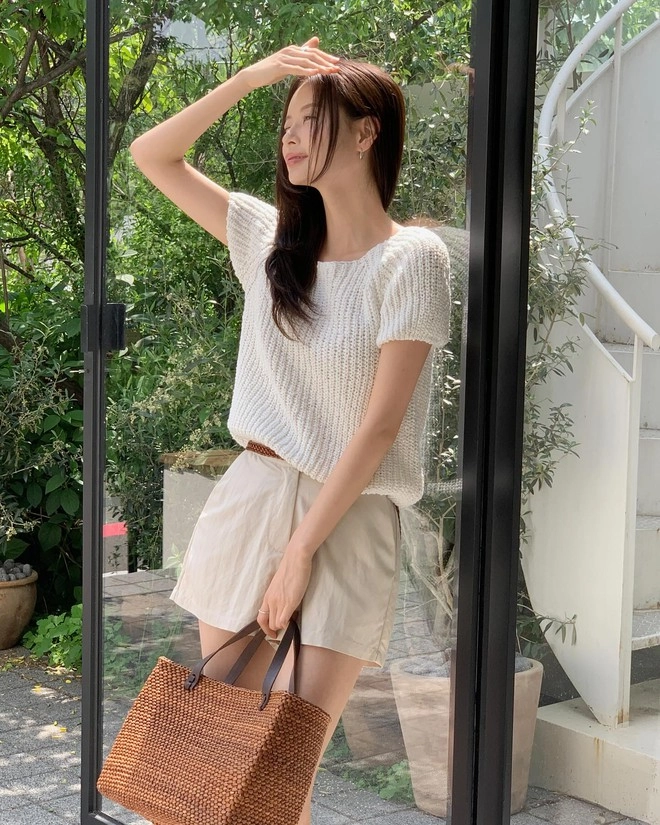 Kiểu áo hè 2025 đang hot hơn cả áo thun trắng