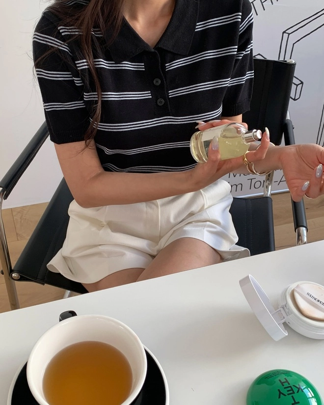 Kiểu áo hè 2025 đang hot hơn cả áo thun trắng