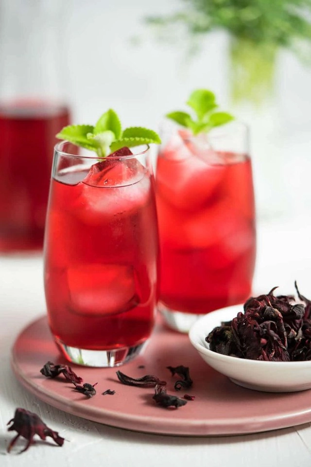 Một ly trà đỏ rực trước khi đi ngủ giúp ích cho làn da đến không ngờ